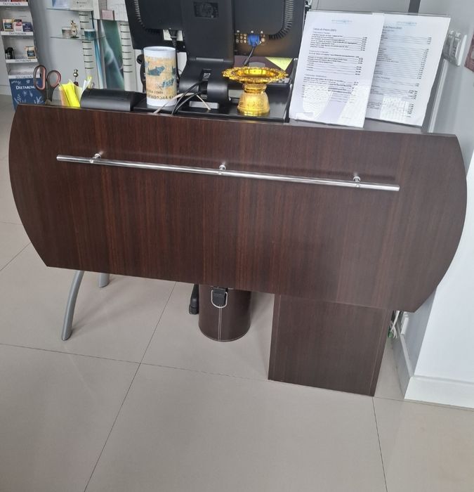 Balcão de recepção em madeira  wengue