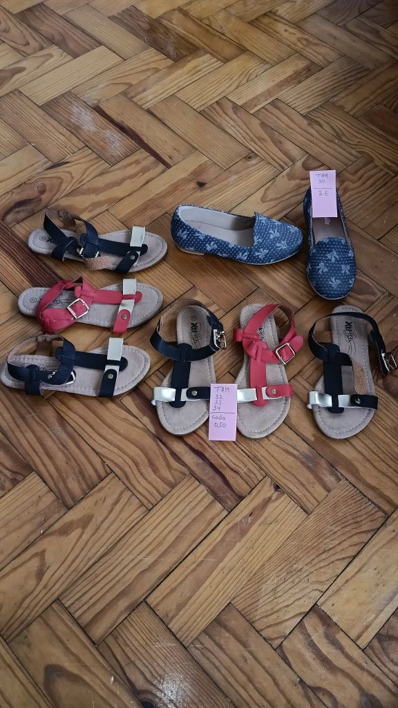 Calçado. Vários sapatos e vários tamanhos.