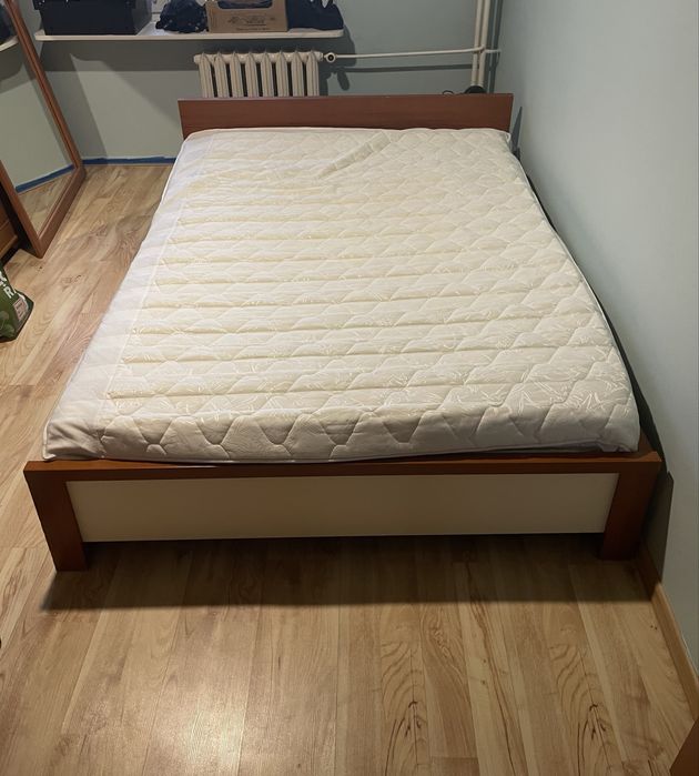 Sprzedam duże łóżko 190x140cm + materac. Negocjuj cene