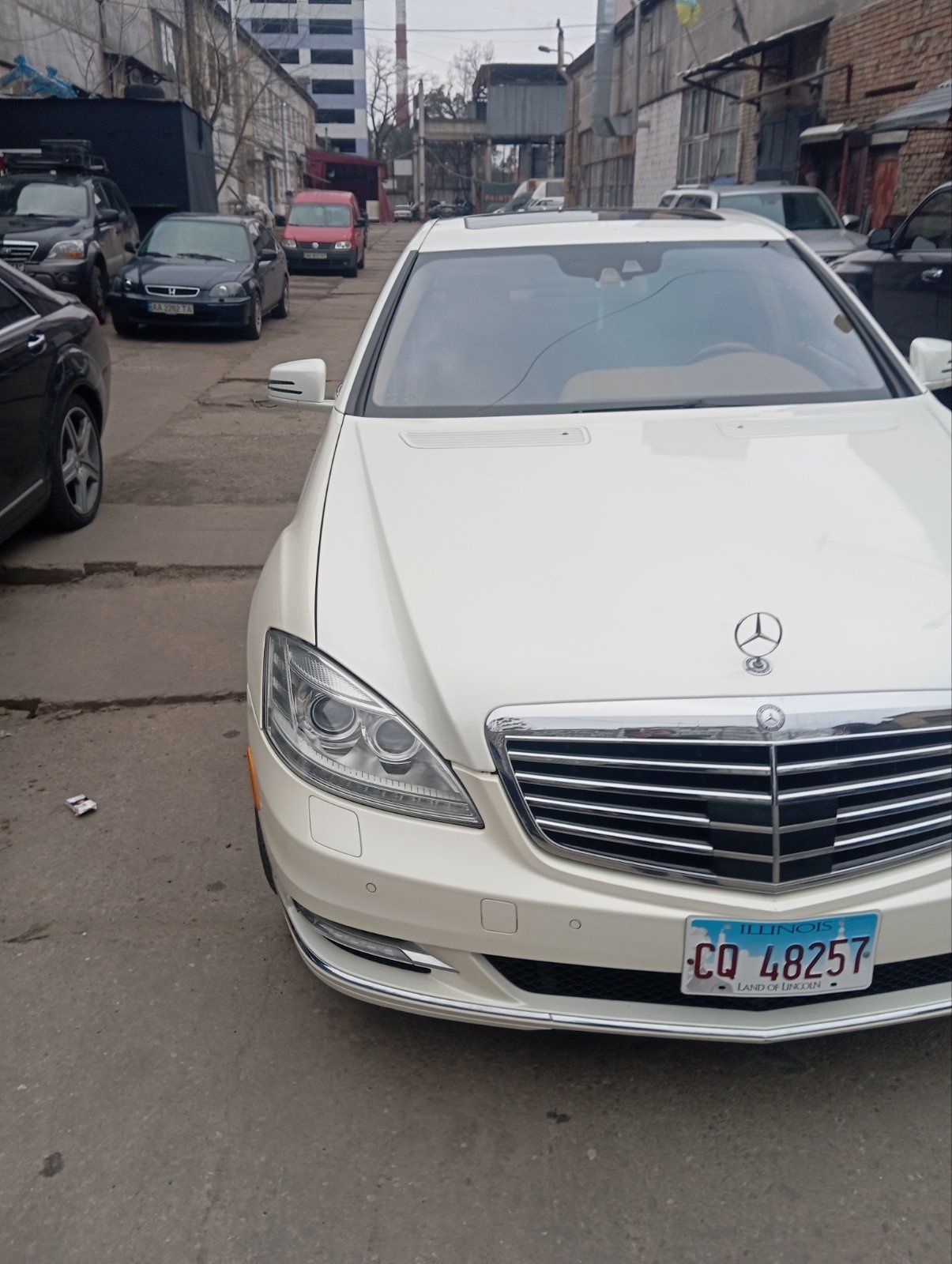 Бампер передній рестайлінг на Мерседес W221 комплектный.