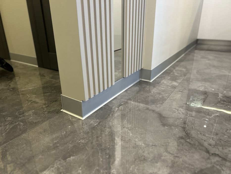 Продаж -Монтаж алюмінієвого плінтуса Плінтус із алюмінію Продаж