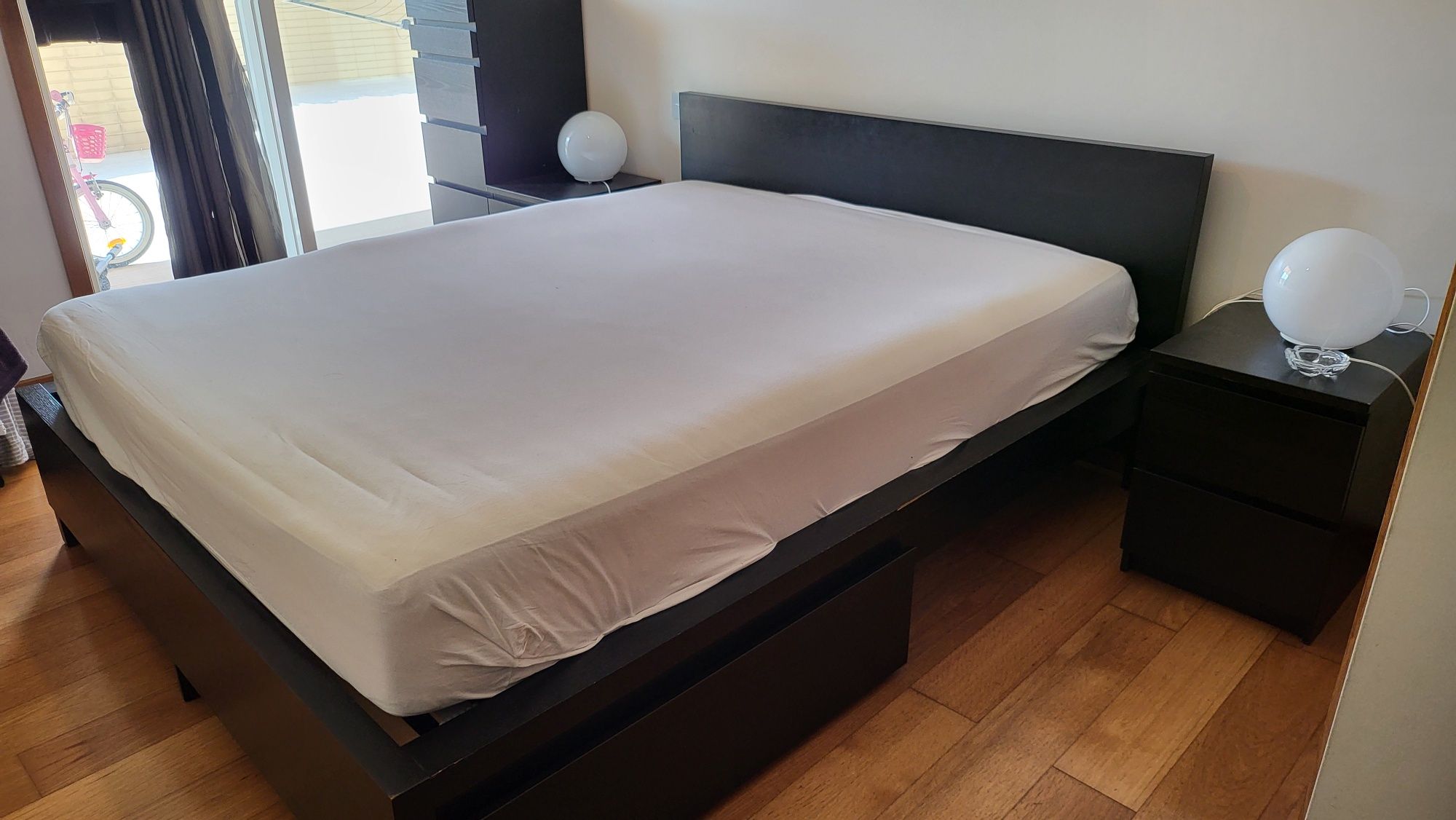 Quarto Completo (cama + colchão + mesas cabeceira + moveis + aparador)