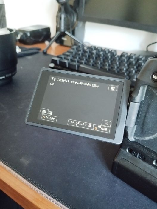 Canon R8 (preço baixo só esta semana) + 4 baterias + 2 carregadores +