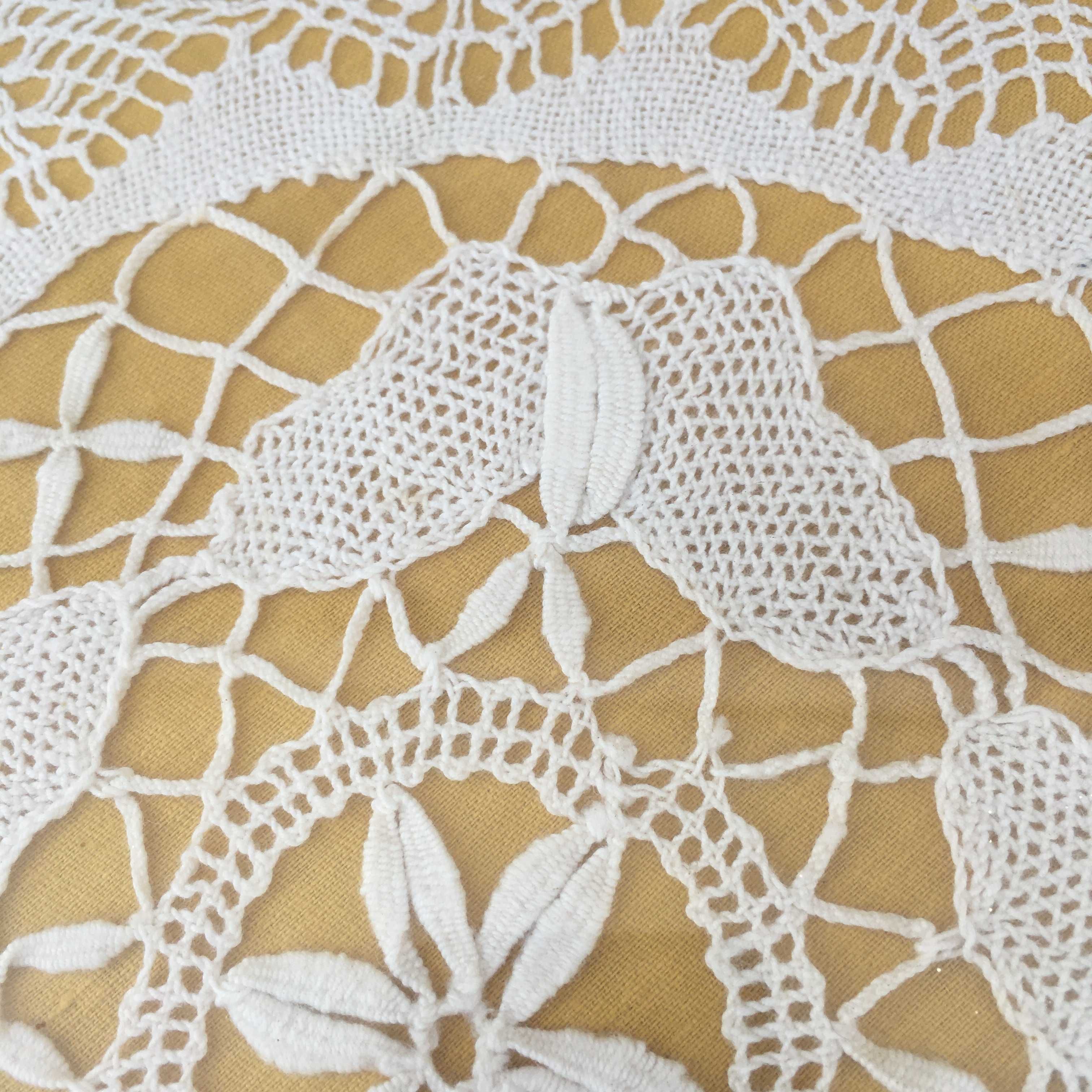 Mesa com folha de ouro e moldura com bordado de borboletas