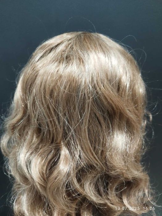 Peruka Beweig. Włosy bardzo ładne długie ok 60 cm. kręcone- falowane