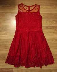 Czerwona koronkowa sukienka