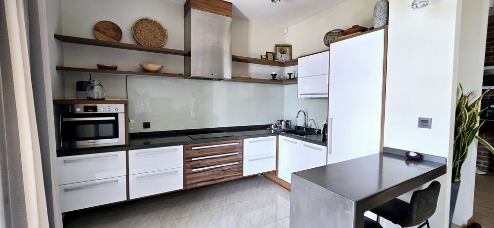 Будинок з басейном,  сауною, 15 соток землі