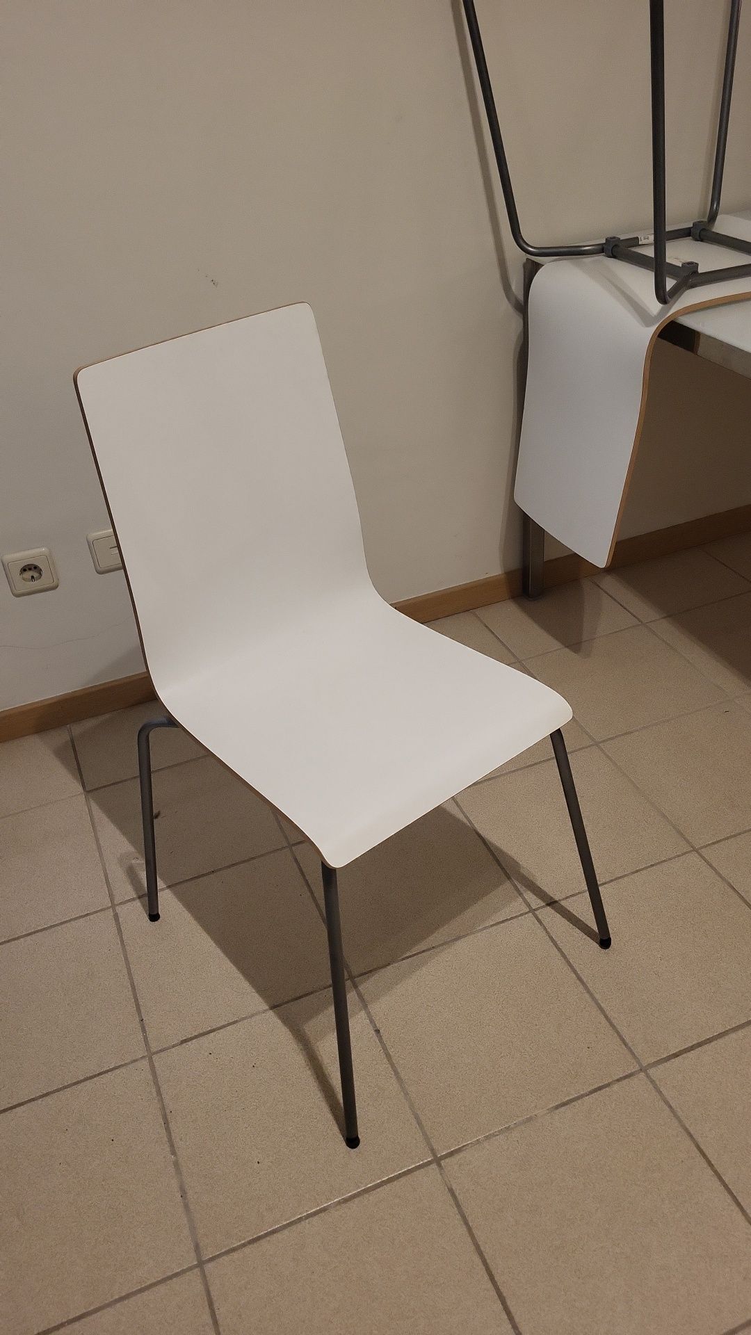 Mesa e cadeiras brancas