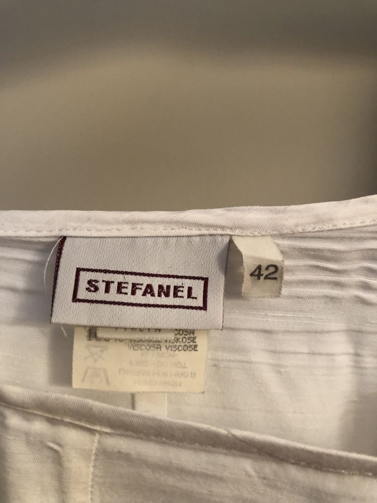 Calcas brancas da Stefanel.