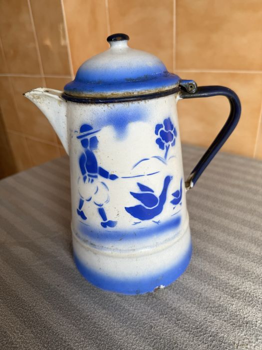 Bule em antigo em esmalte