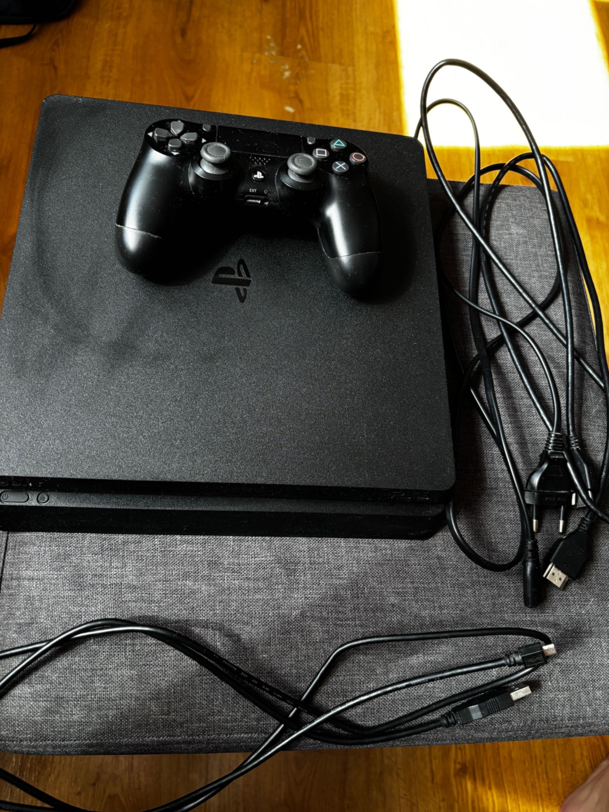 Sprzedam Ps4 1 TB slim