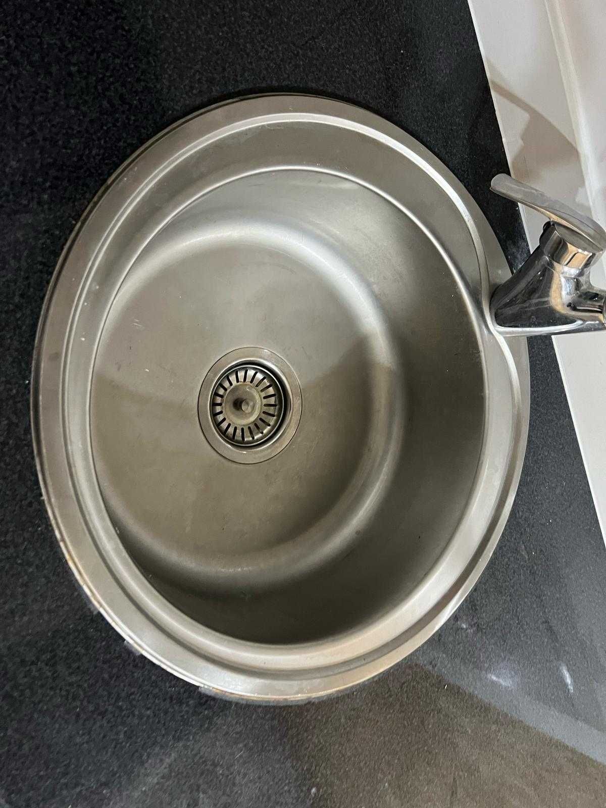 Aluga-se estúdio novo com WC e Cozinha