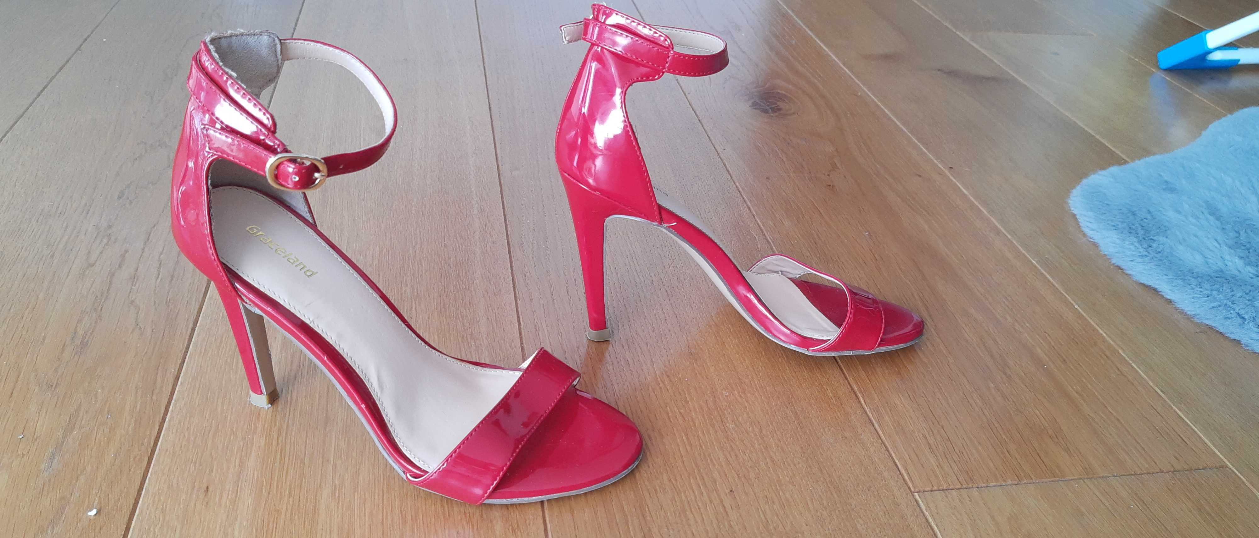 Czerwone szpilki, lakierowane buty na szpilce na walentynki jak nowe