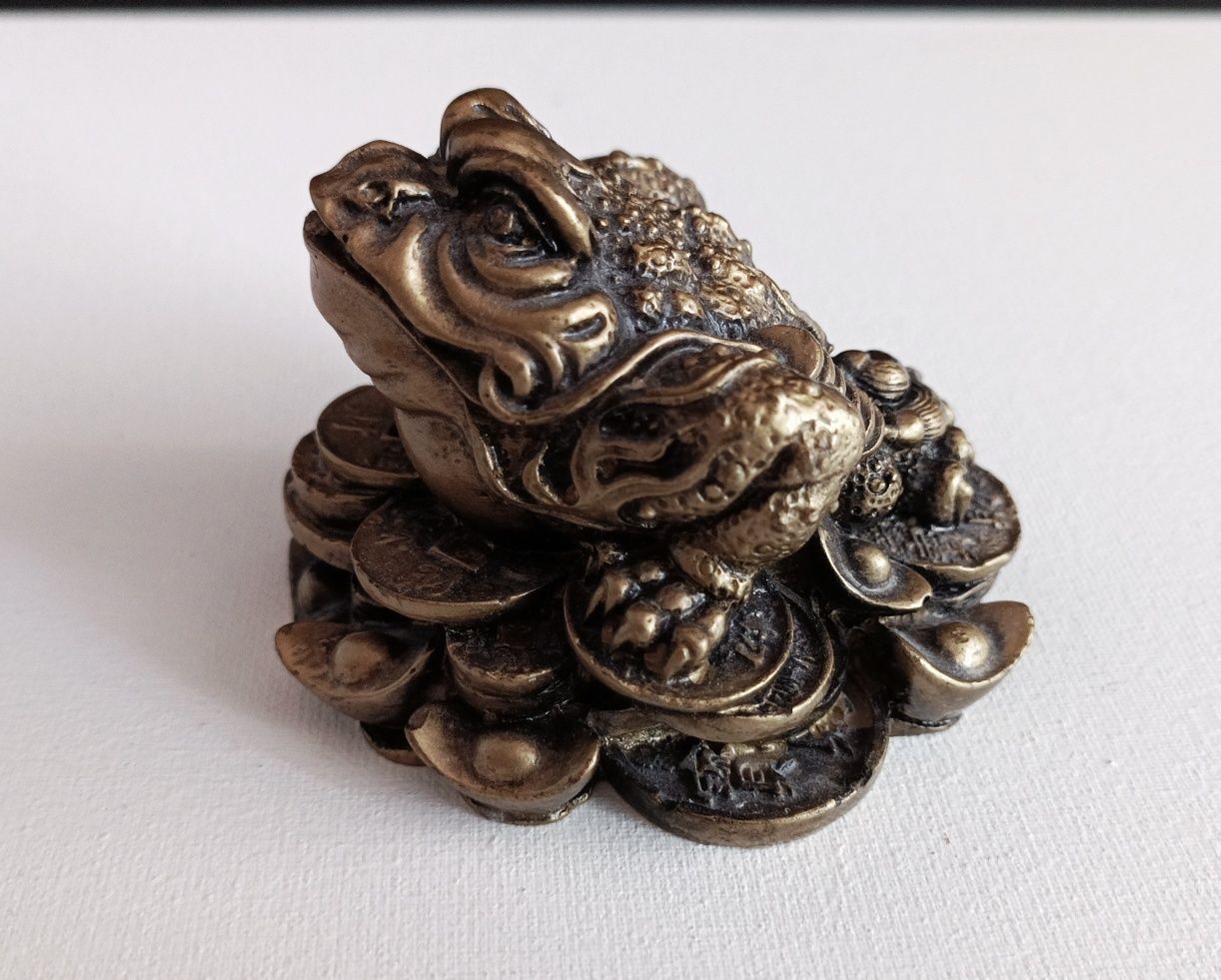 Статуэтка: денежная жаба, жаба на монетах бронзового цвета фен-шуй