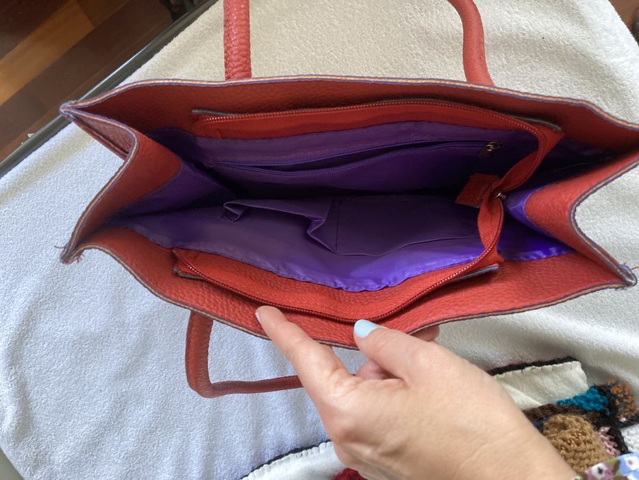 Mala vermelha em pele sintetica