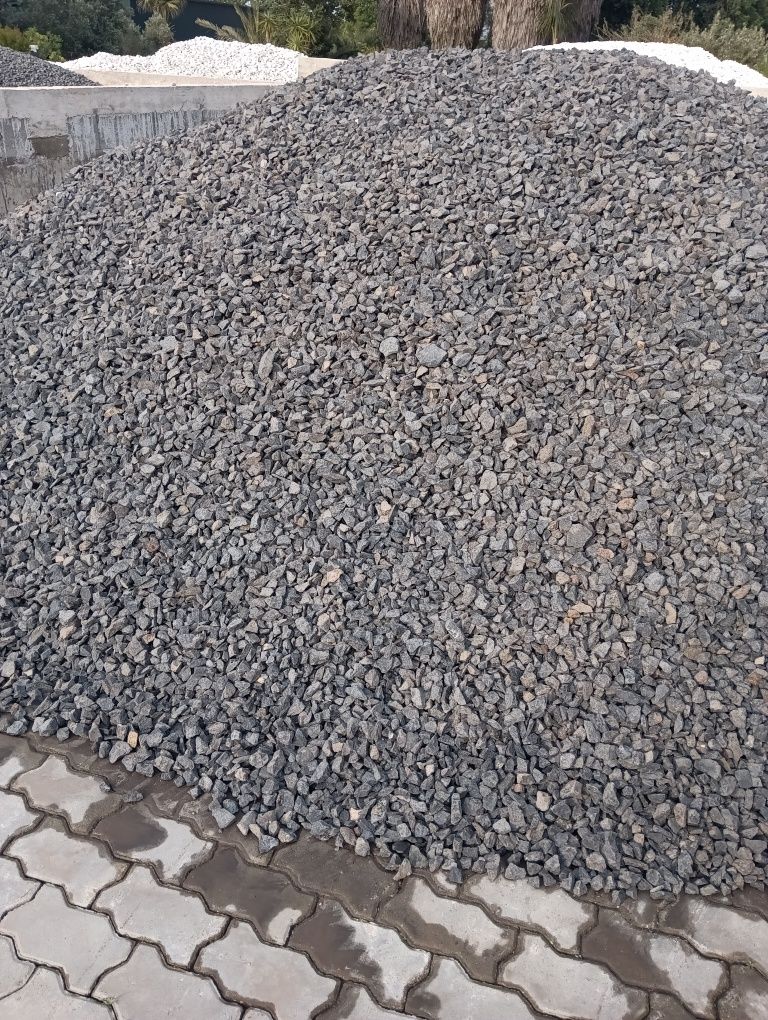 Pedra PRETA basalto britado 2,5-7,5cm, gravilha jardim