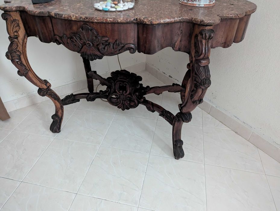 Mesa antiga em madeira maciça com tampo em mármore