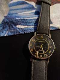 Zegarek czarny z dodatkami złotego