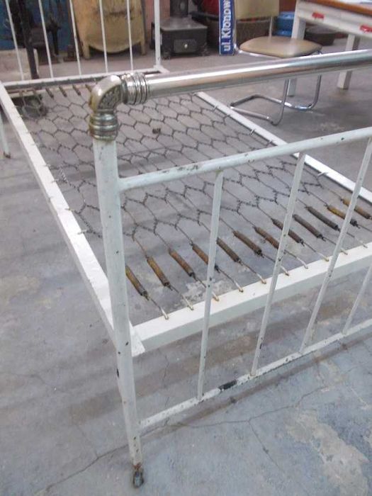 Zabytkowe przedwojenne łóżko metalowe