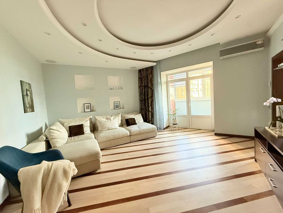 Чорновола 25, тиха, простора, затишна 2к, висота стелі 3м.