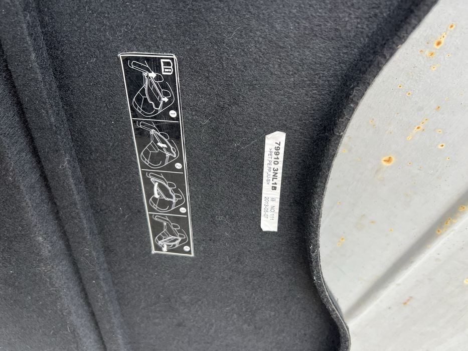 Продам Оригинальную  полку багажника Nissan Leaf 2011-2017