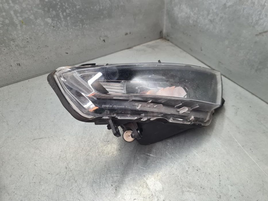 Farol nevoeiro frente direito SEAT Leon SC (5F5)
