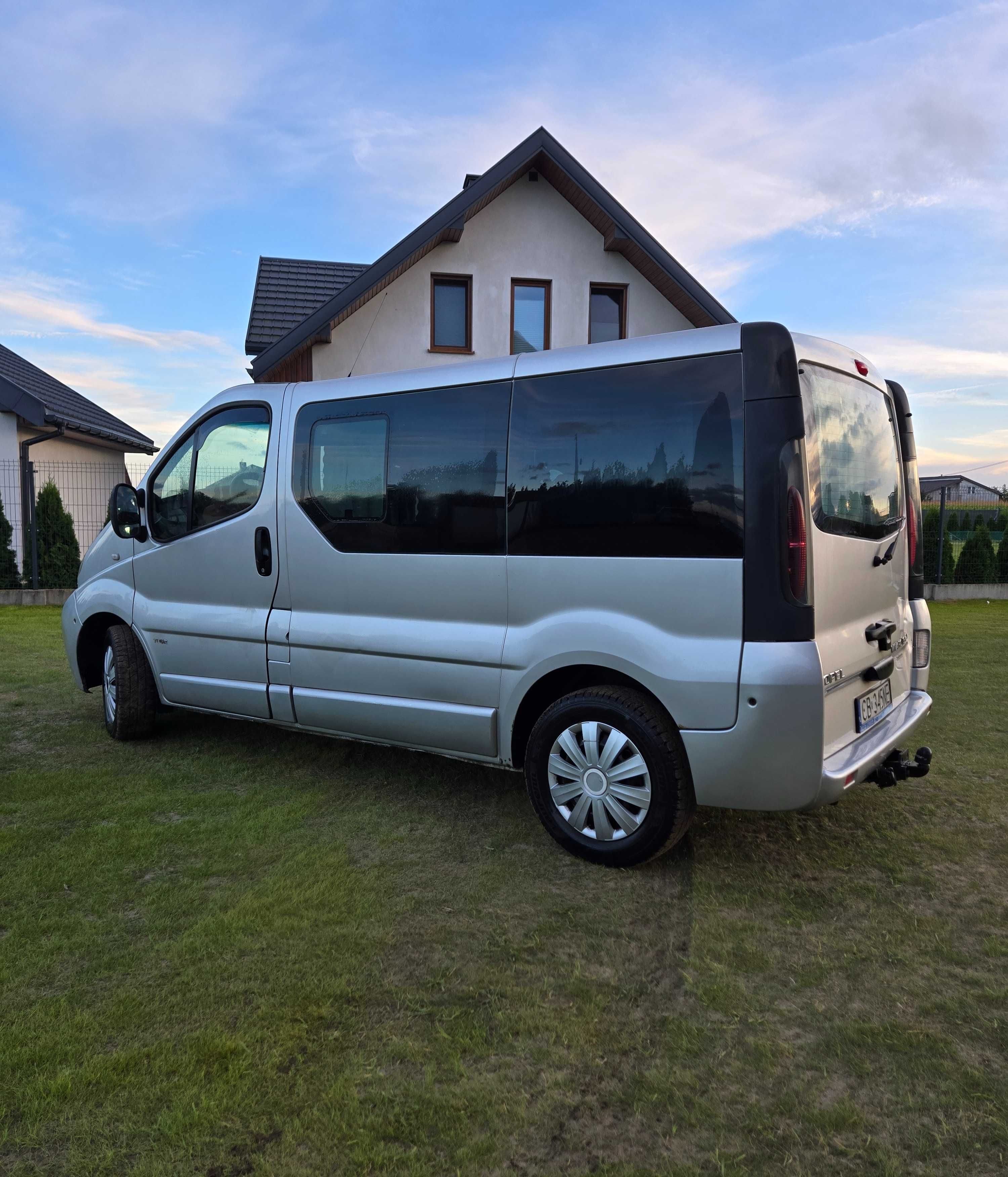 Opel Vivaro Tour 1.9 CDTi 101km - Webasto, Klima  8 osób, hak