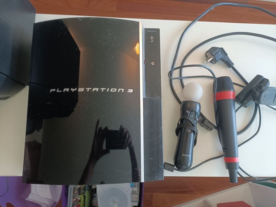 PlayStation 3 com cerca de 40-45 jogos, 4 comandos