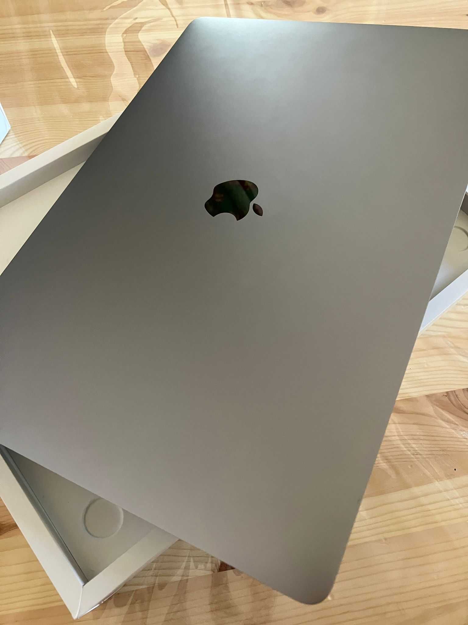 Macbook Pro 15.9" 2019 32gb RAM / 1TB SSD / Intel Core i9 8-Core