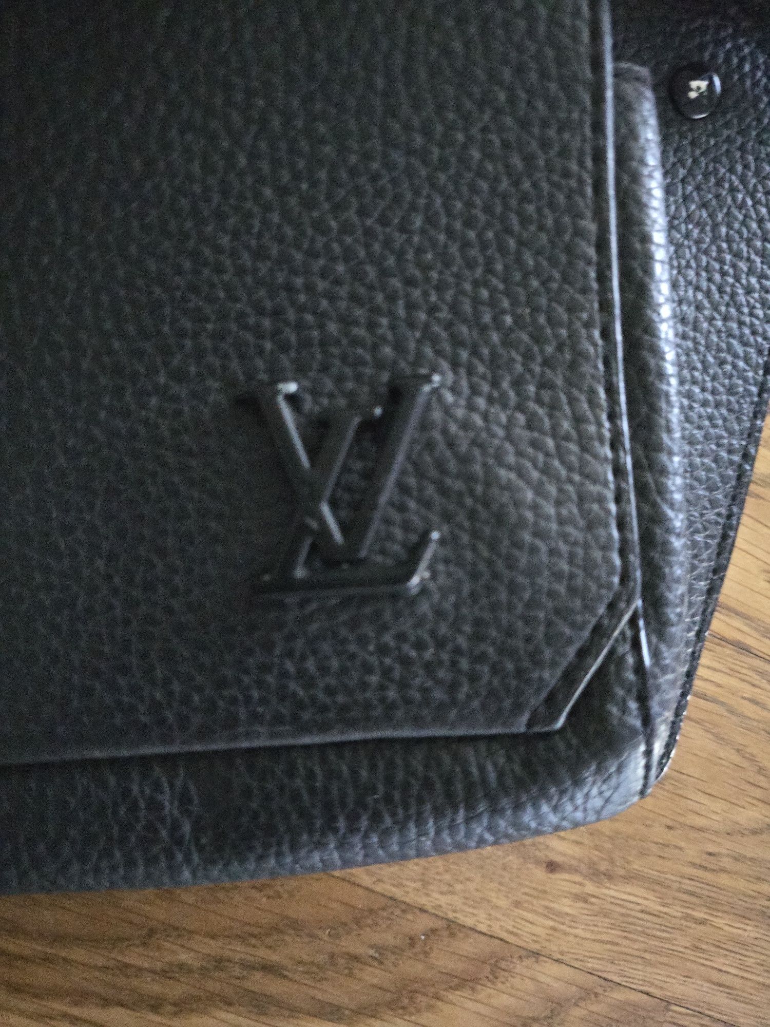 Torebka nerka Louis Vuitton