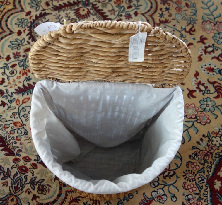 Kosz brudniak z trawy morskiej na drucianym stelażu