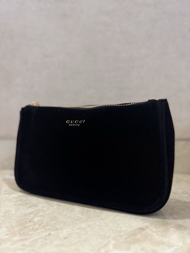 Косметички Gucci.