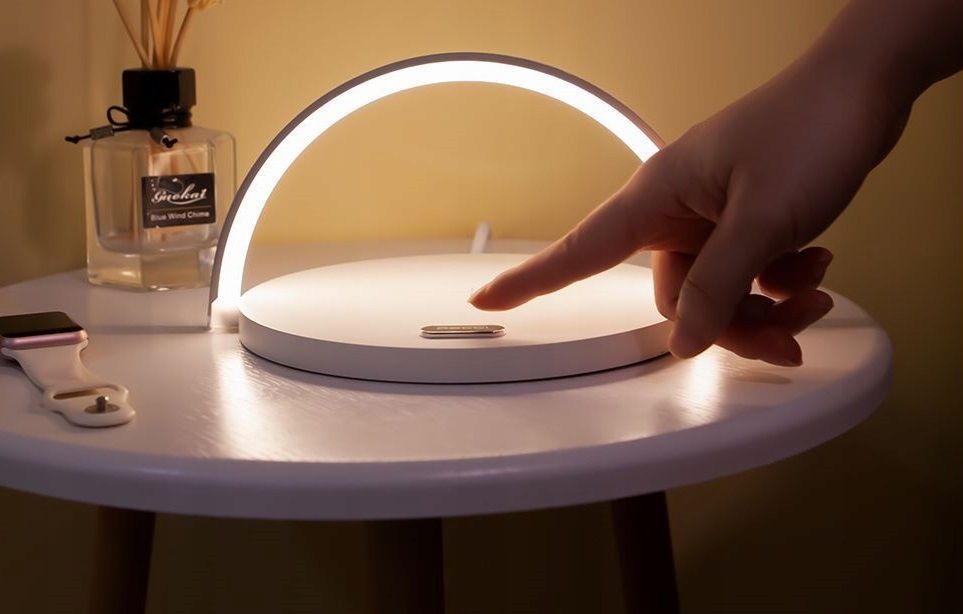 Lampka Led Z Ładowarka Indukcyjna 10W Qi Z Uchwytem Na Biurko Szafkę