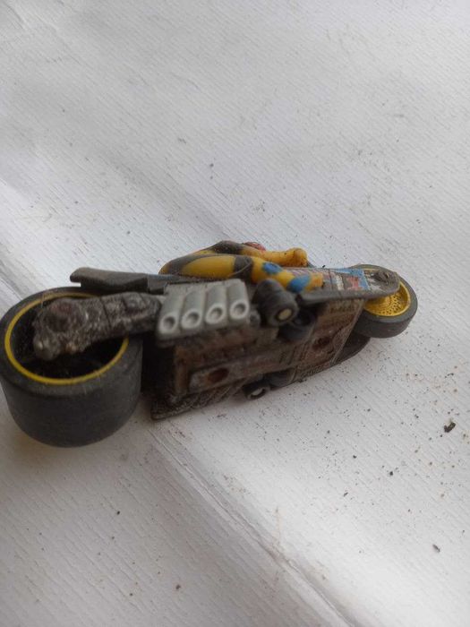 Brinquedo mota desportiva e o seu piloto