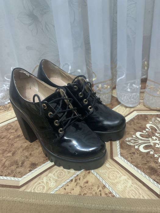 Продам туфлі на каблюку