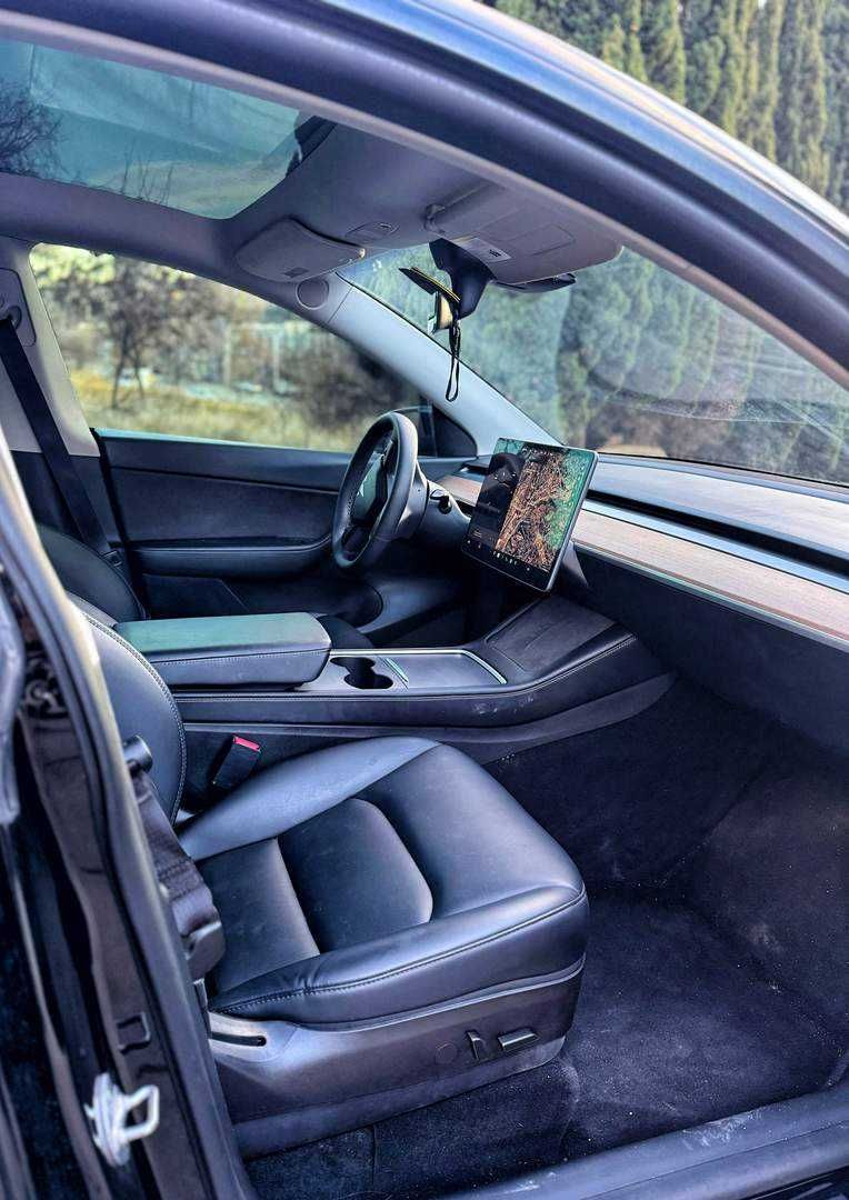 Tesla Model Y 2022 рік