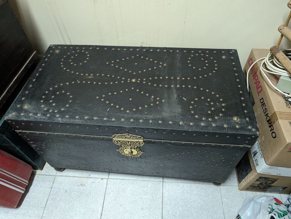 Arca em madeira forrada