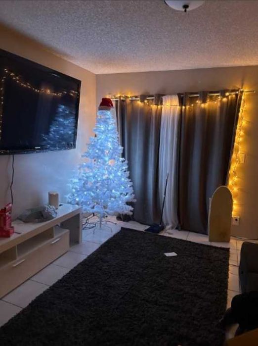 Sztuczna choinka biała sosna ze stojakiem 150cm