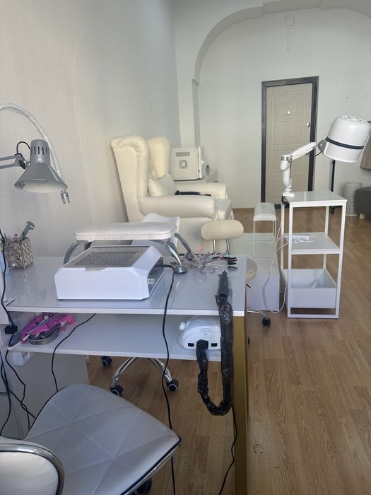 Робочі місця для майстра манікюра/бровиста