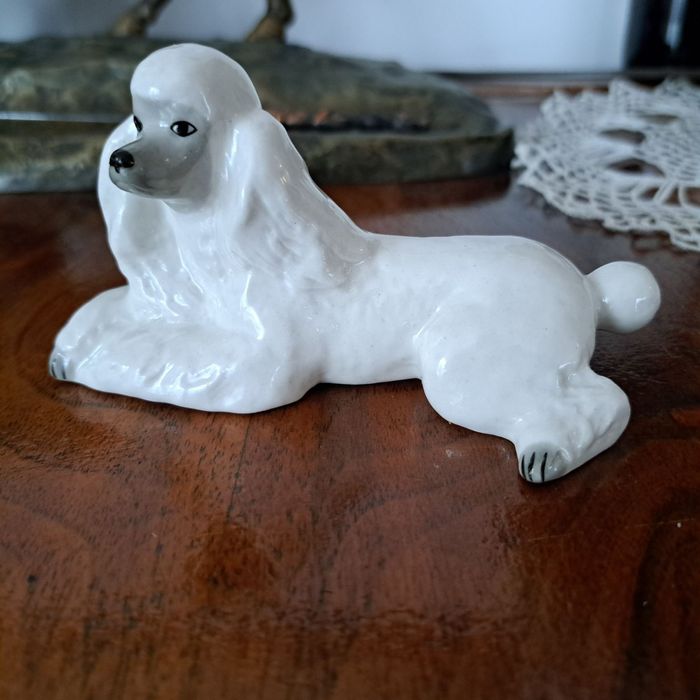 Figurka porcelanowa sygnowana, pudel