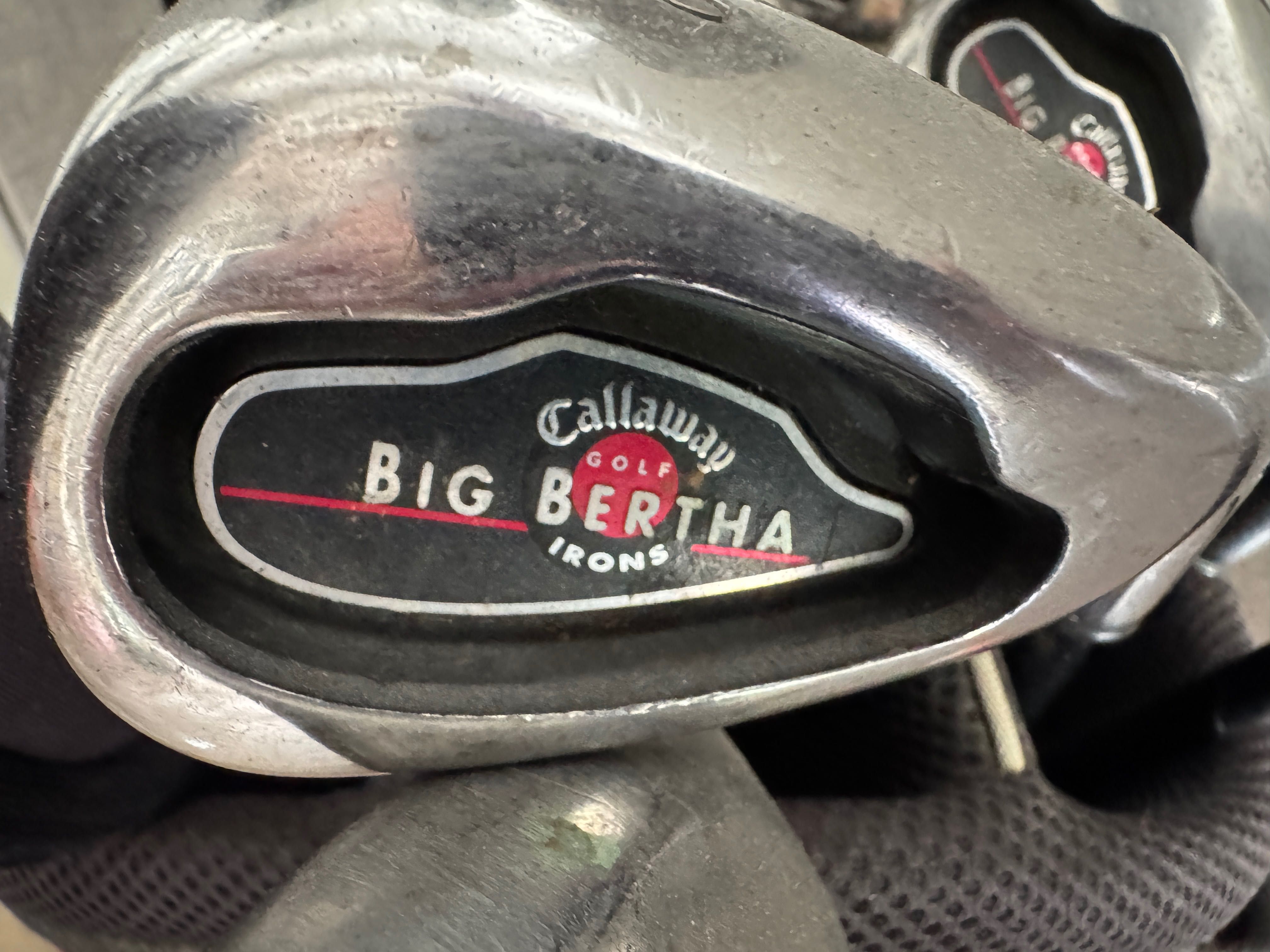 Saco de golf Callaway com conjunto de tacos.