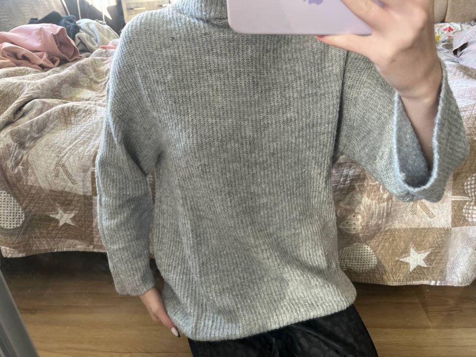 светр сірого кольору