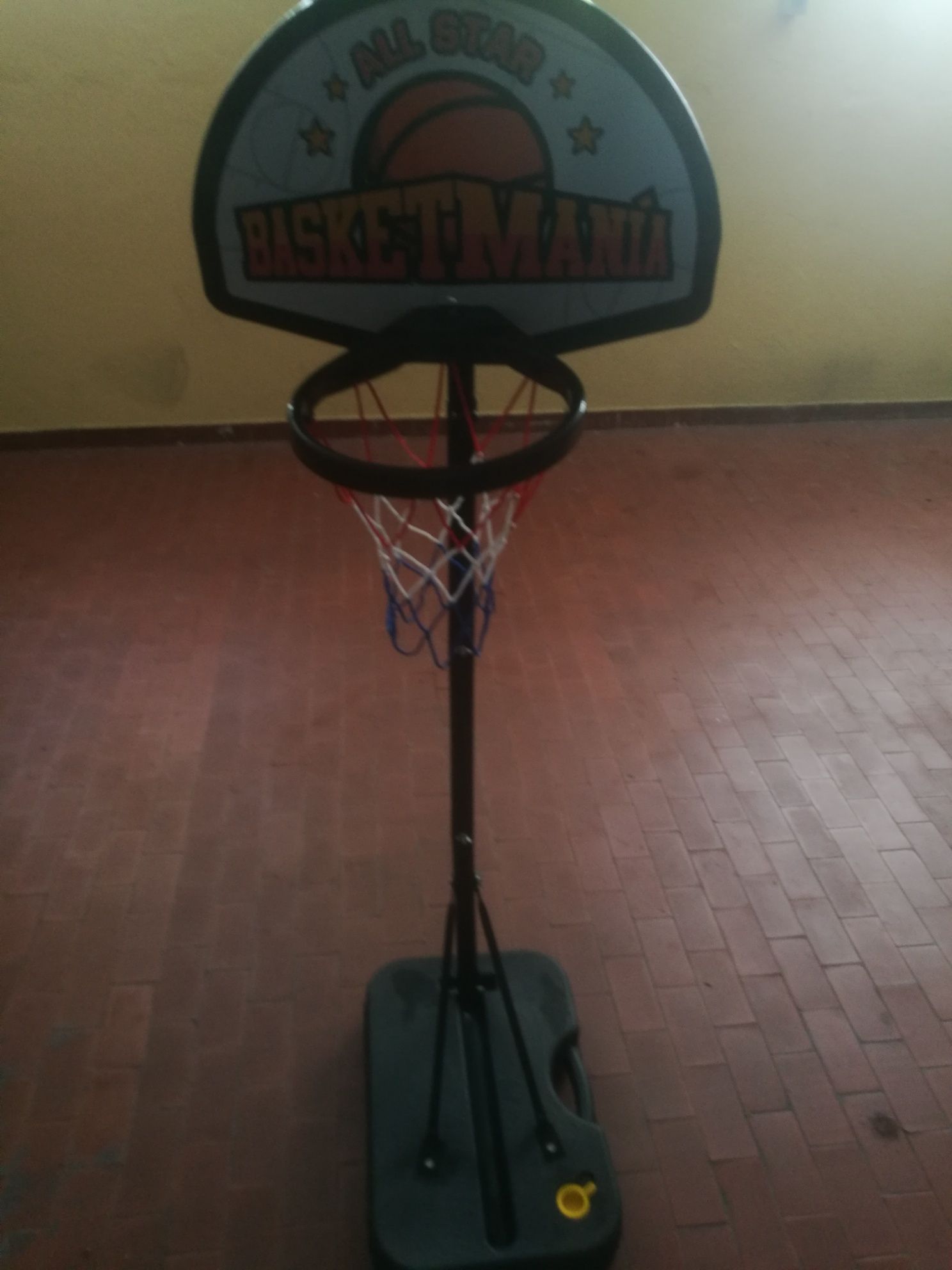 Cesto de basquetebol