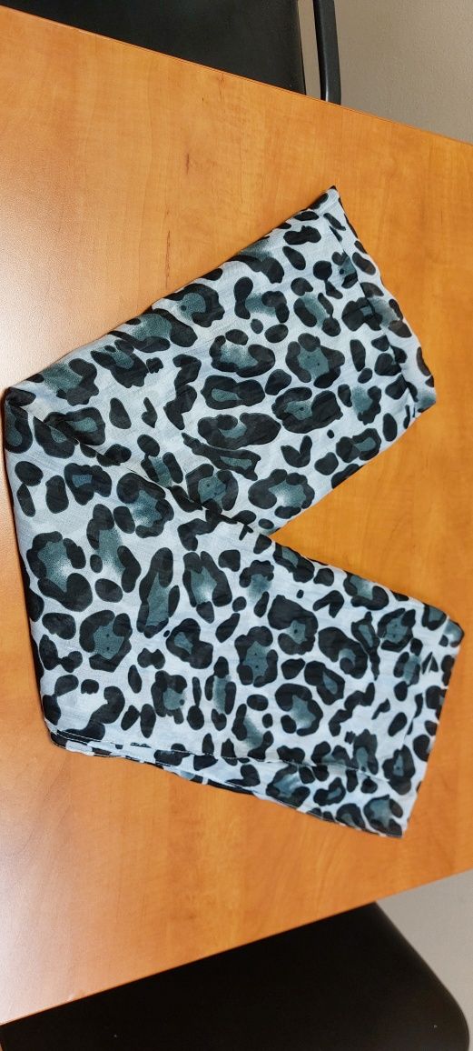 Szal komin chusta leopard zwierzęcy wzór  90 cm x 94cm