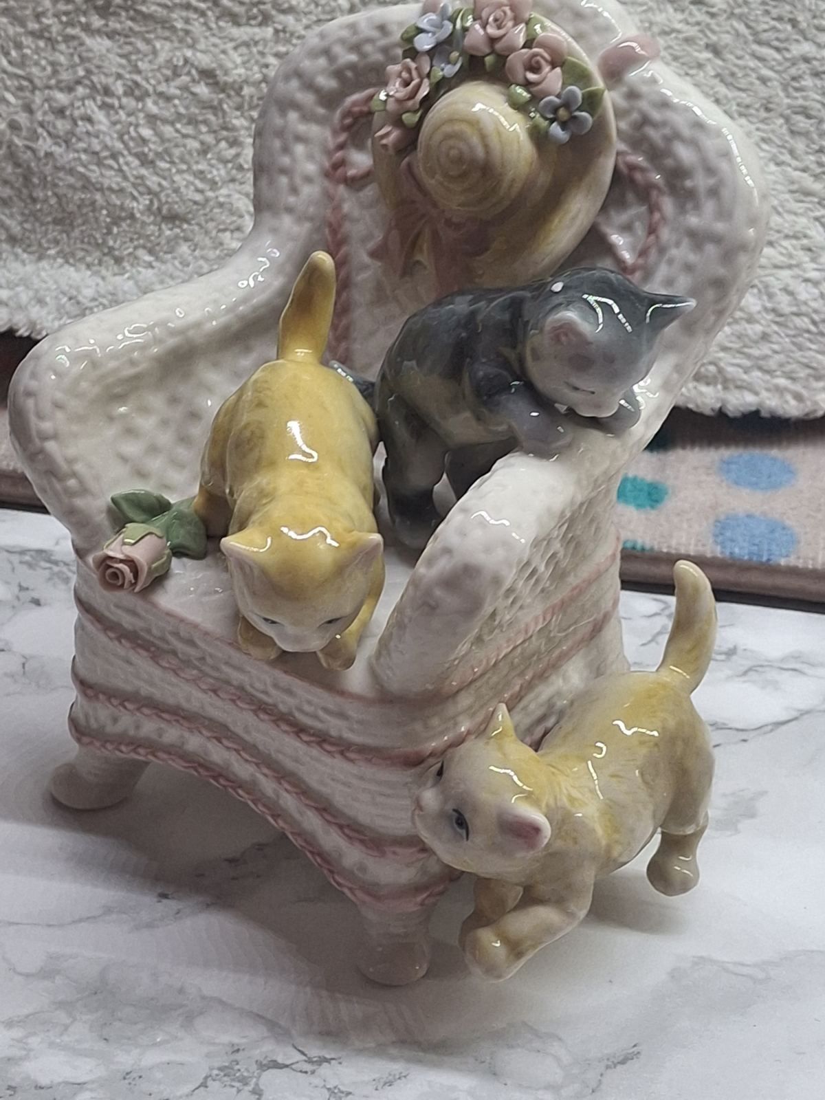 Котики на кресле фарфор 800 грн