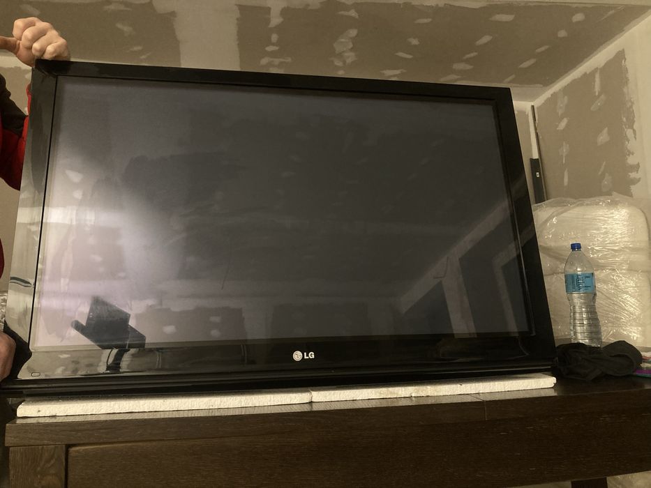 Czarny telewizor LG