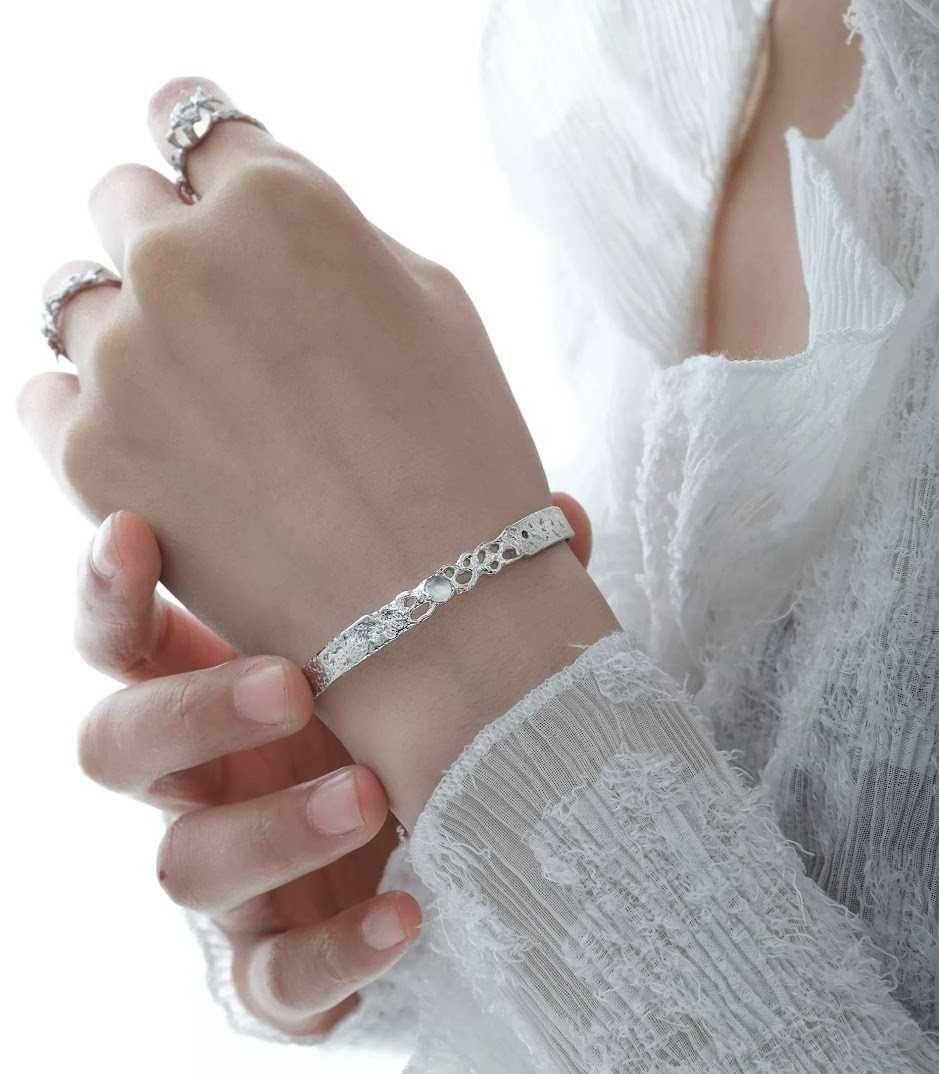 Pulseira Aberto “Alvorecer” com Textura de Luz das Estrelas