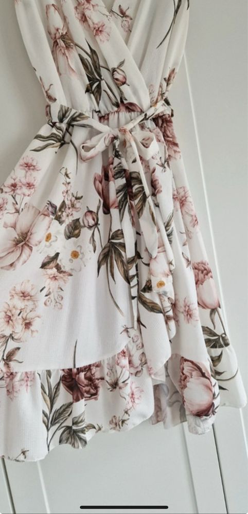 Elegancka letnia sukienka w kwiaty i falbanki z gumką i paskiem
