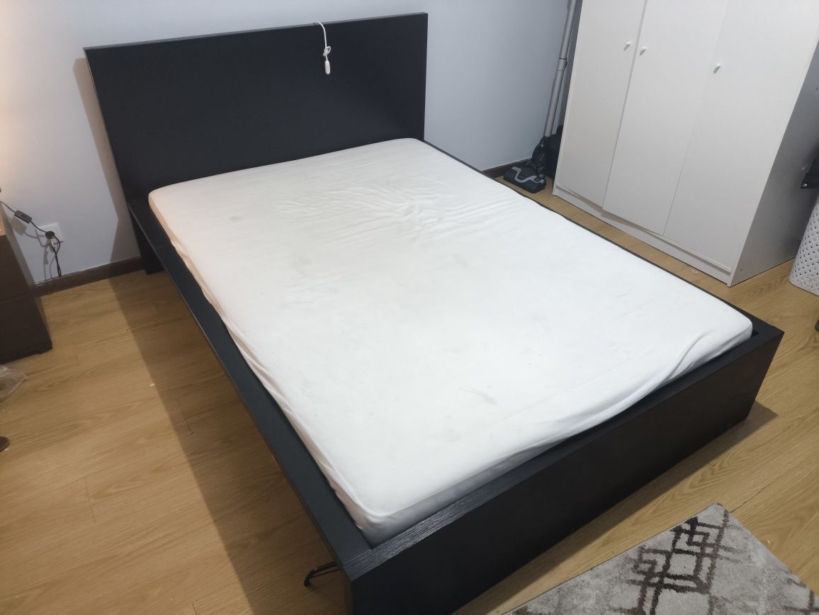 Cama Malm com estrado e colchão.