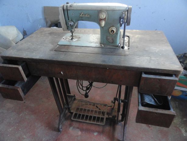 Швейна  машинка  з ножним приводом